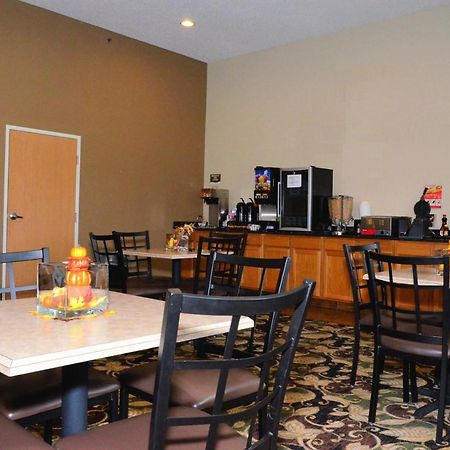 Cobblestone Inn & Suites - Lake View Екстериор снимка