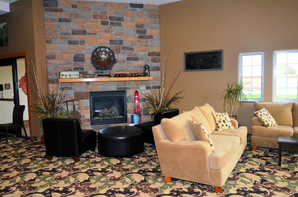 Cobblestone Inn & Suites - Lake View Екстериор снимка