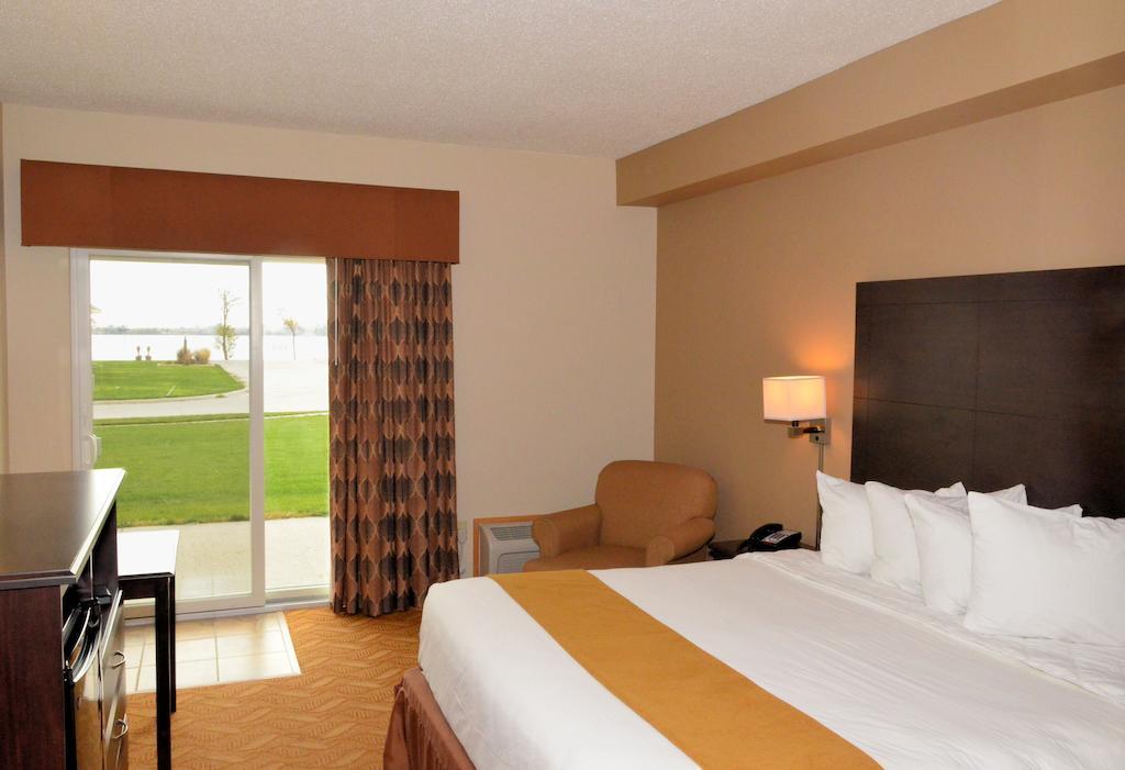 Cobblestone Inn & Suites - Lake View Стая снимка