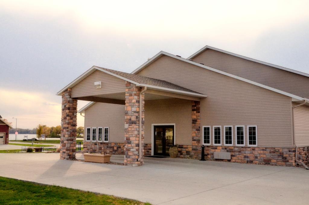 Cobblestone Inn & Suites - Lake View Екстериор снимка
