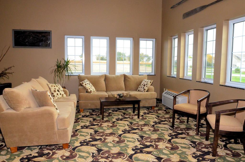 Cobblestone Inn & Suites - Lake View Екстериор снимка