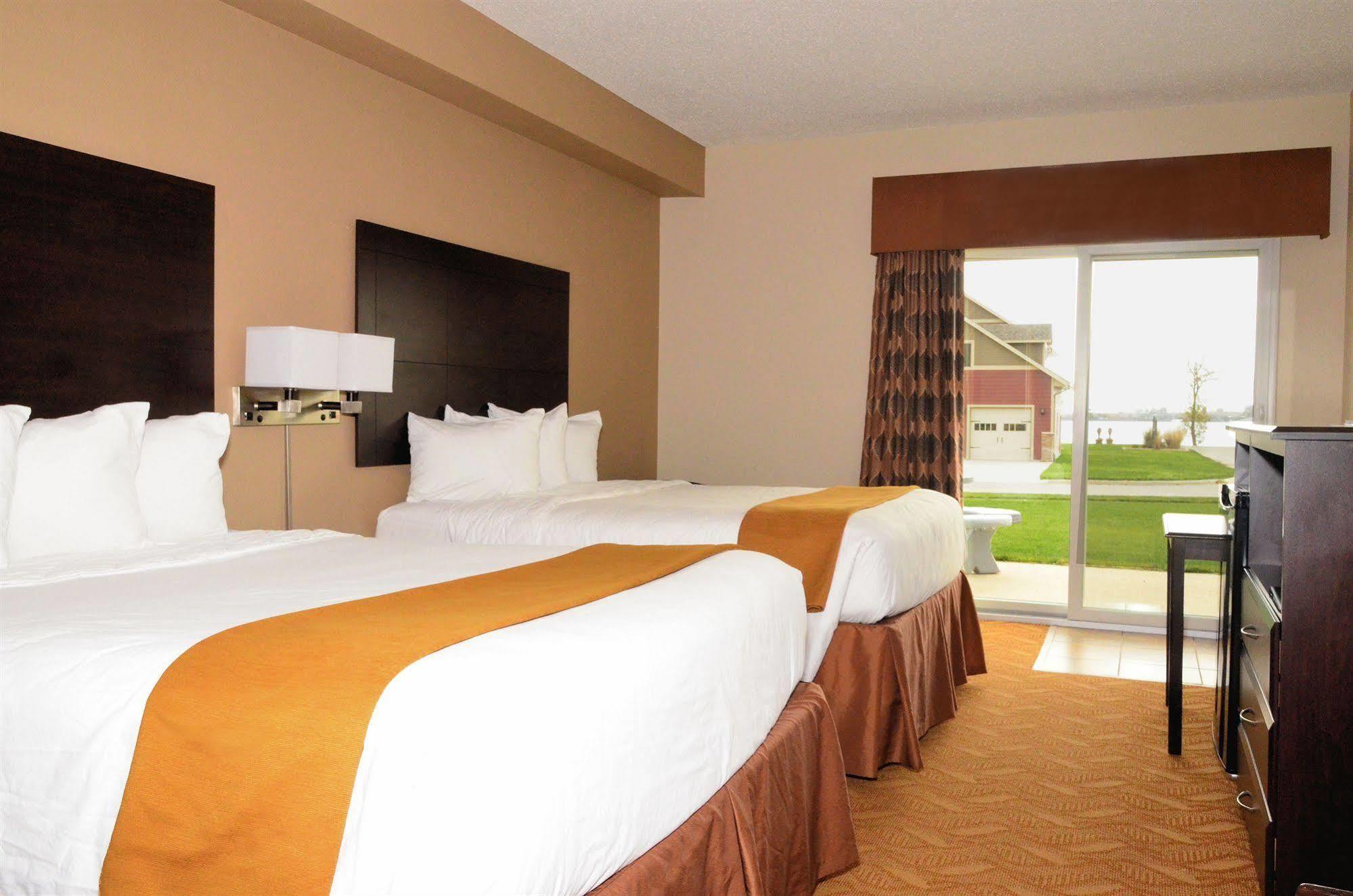 Cobblestone Inn & Suites - Lake View Екстериор снимка